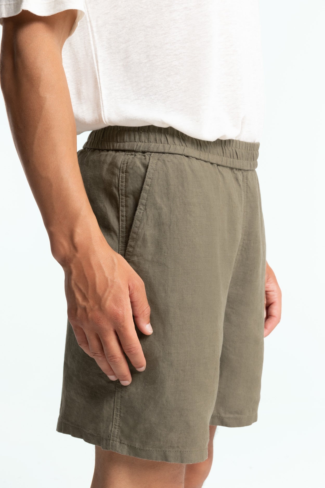 Kings Of Indigo Herren vegan Shorts Bidatsu Bungee Cord Dunkel Oliv