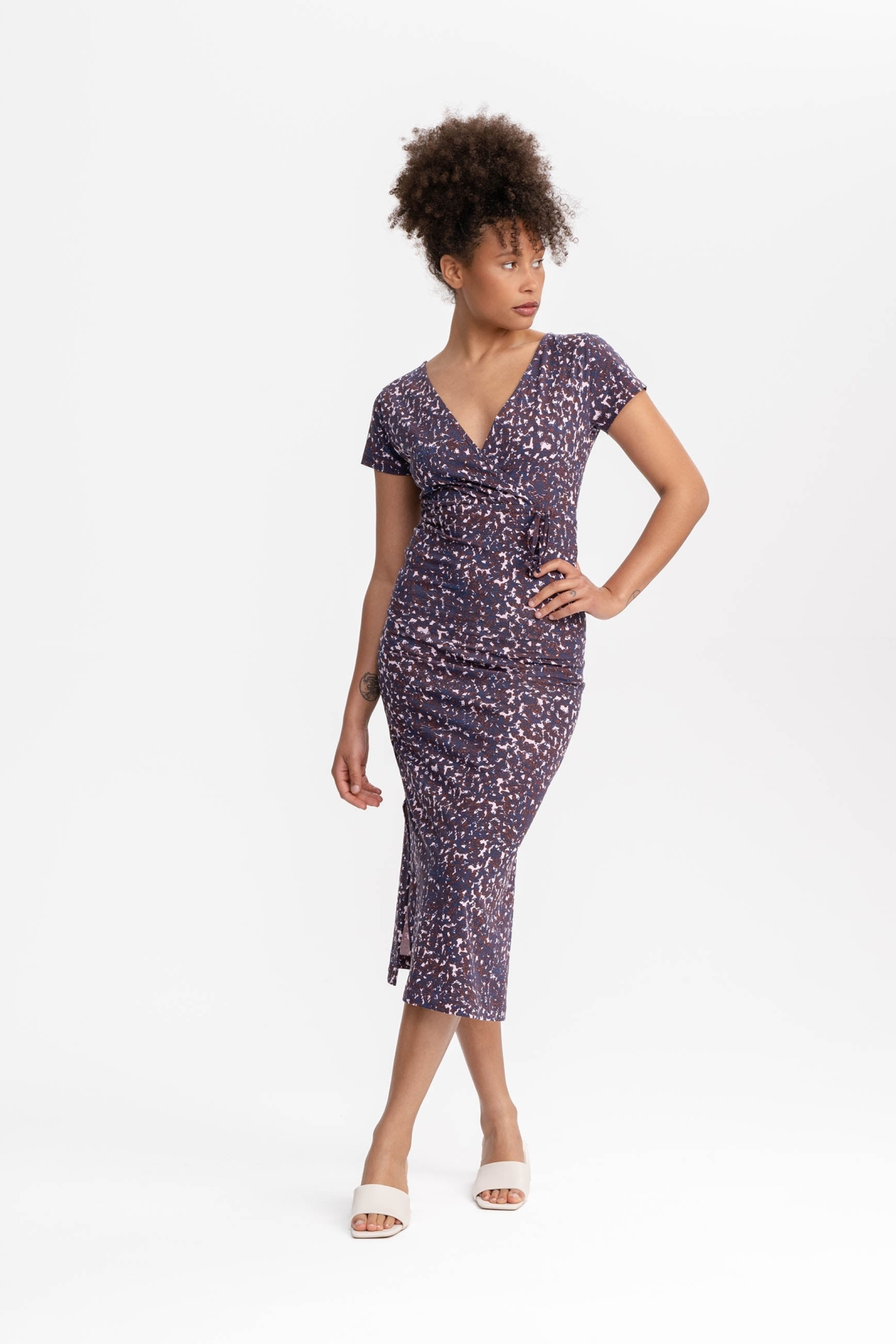 MELA Damen vegan Kleid V-Ausschnitt Shreoshi Chai Blumen Rot/Blau