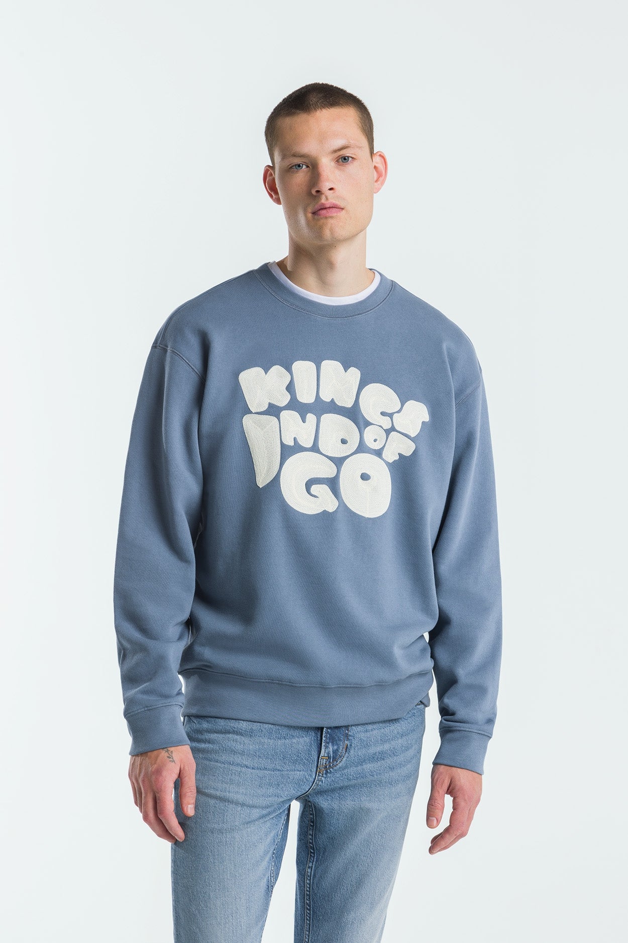 Kings Of Indigo Herren vegan Sweatshirt Neil Coronet Blau Koi Chain
