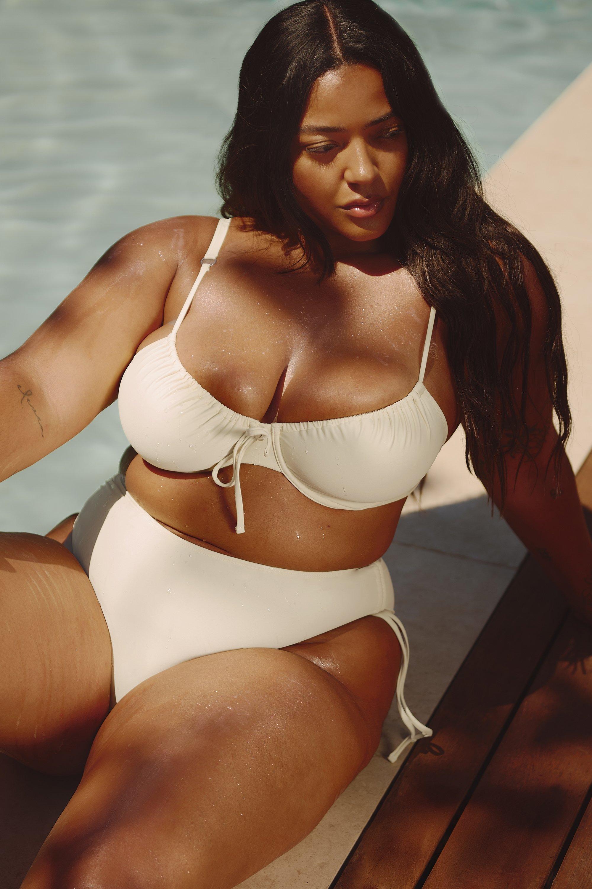 Boohoo Plus Corrigerende Badpak Essentials Bikini Broekje Met Hoge Taille, White