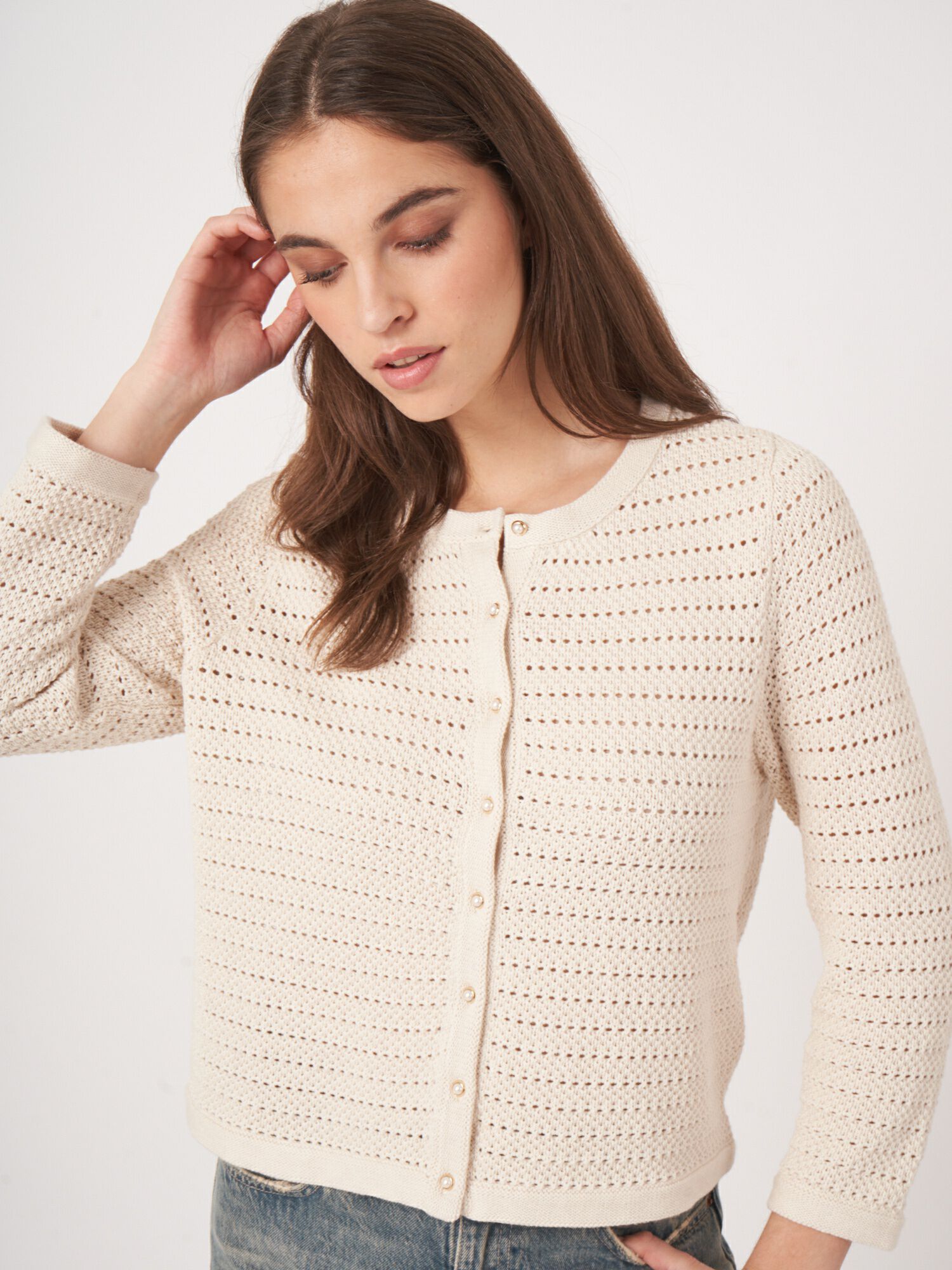 REPEAT cashmere Boxy ajour cardigan met parelknopen