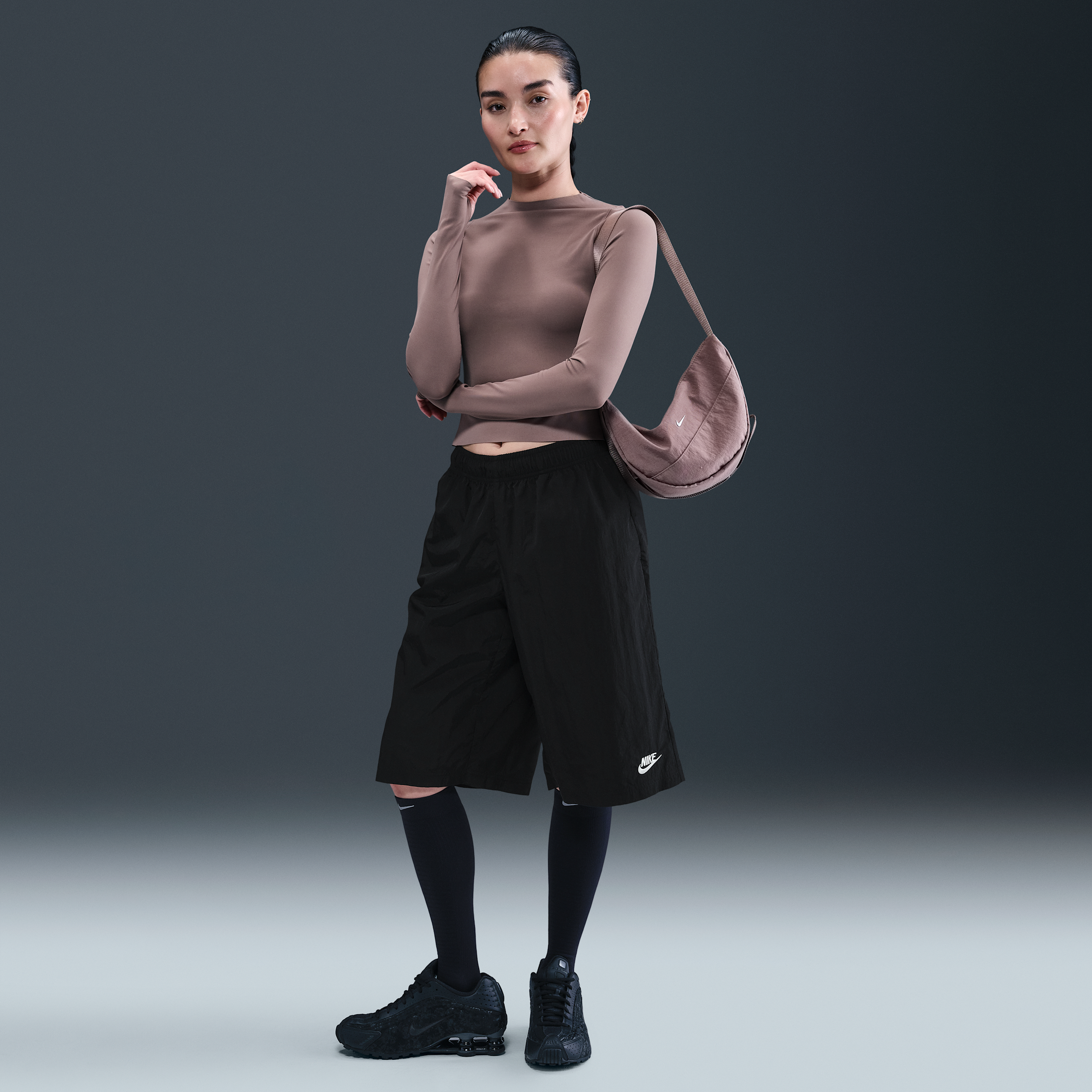 Nike Sportswear ruimvallende damesshorts met halfhoge taille op knielengte - Zwart