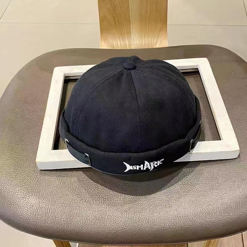 Forever Worth Randloze hoeden Mode Haaivormige letterborduurwerk voor heren Dames Katoenen mutsen Street Wear Meloen Caps Skullies Y2K-muts 56-58cm