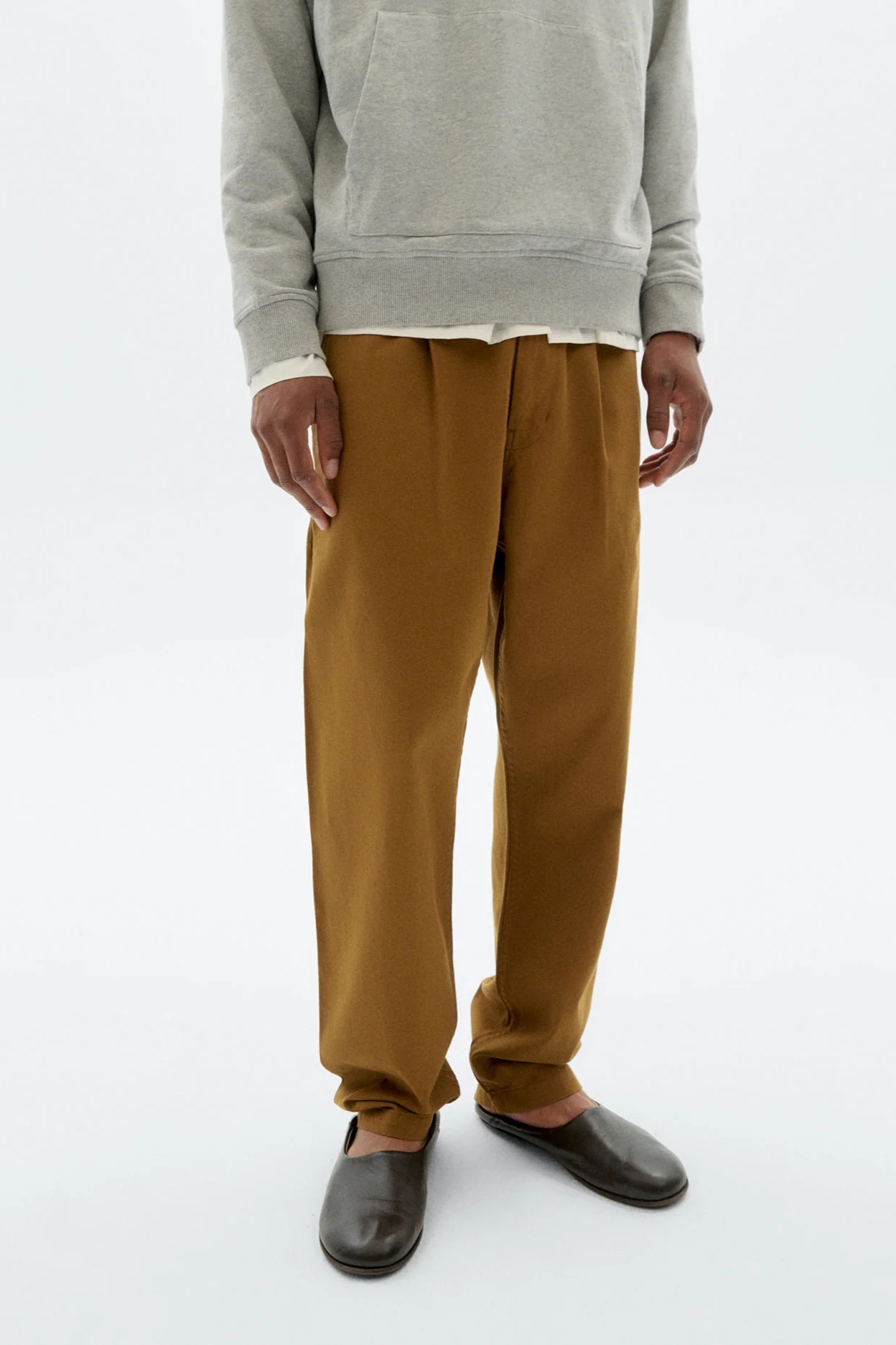 Thinking mu Herren vegan Hose Relaxed Plissee Wotan Braun