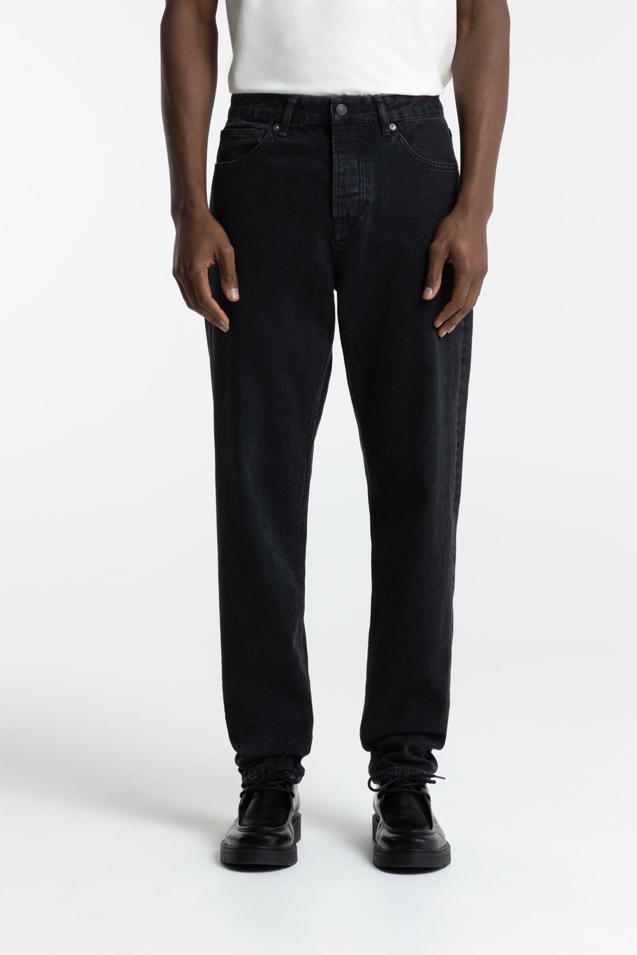 Kings Of Indigo Herren vegan Jeans Sushan Holo Schwarz