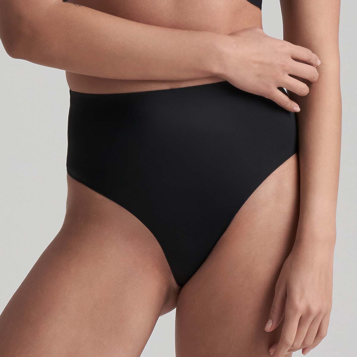 Bye Bra Invisible Mid Waist g-string, zwart