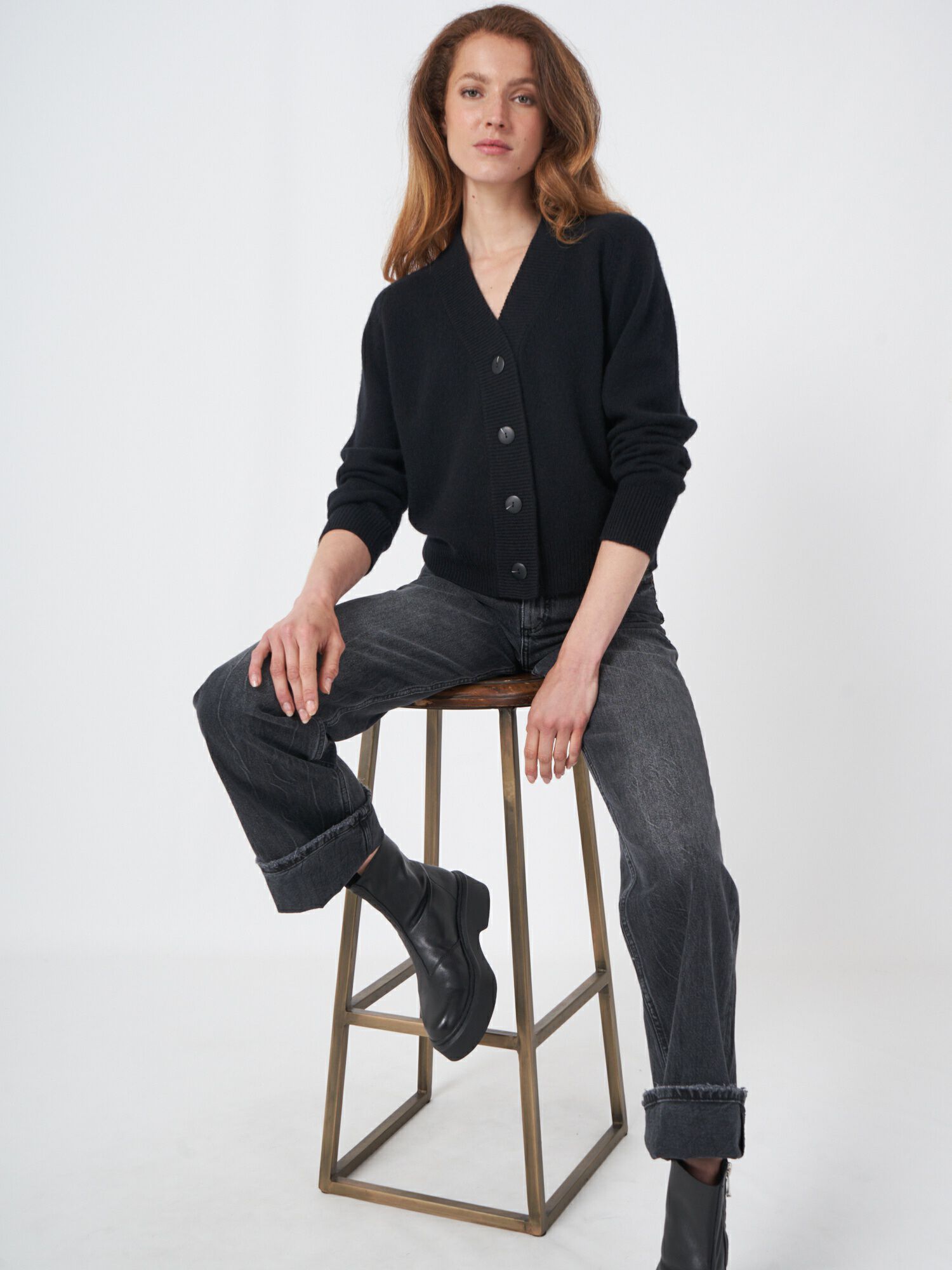 REPEAT cashmere Korte cashmere cardigan met oversized knopen