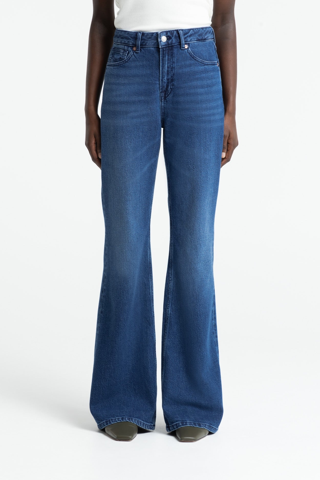 Kings Of Indigo Damen vegan Jeans Kukiko Mittelblau