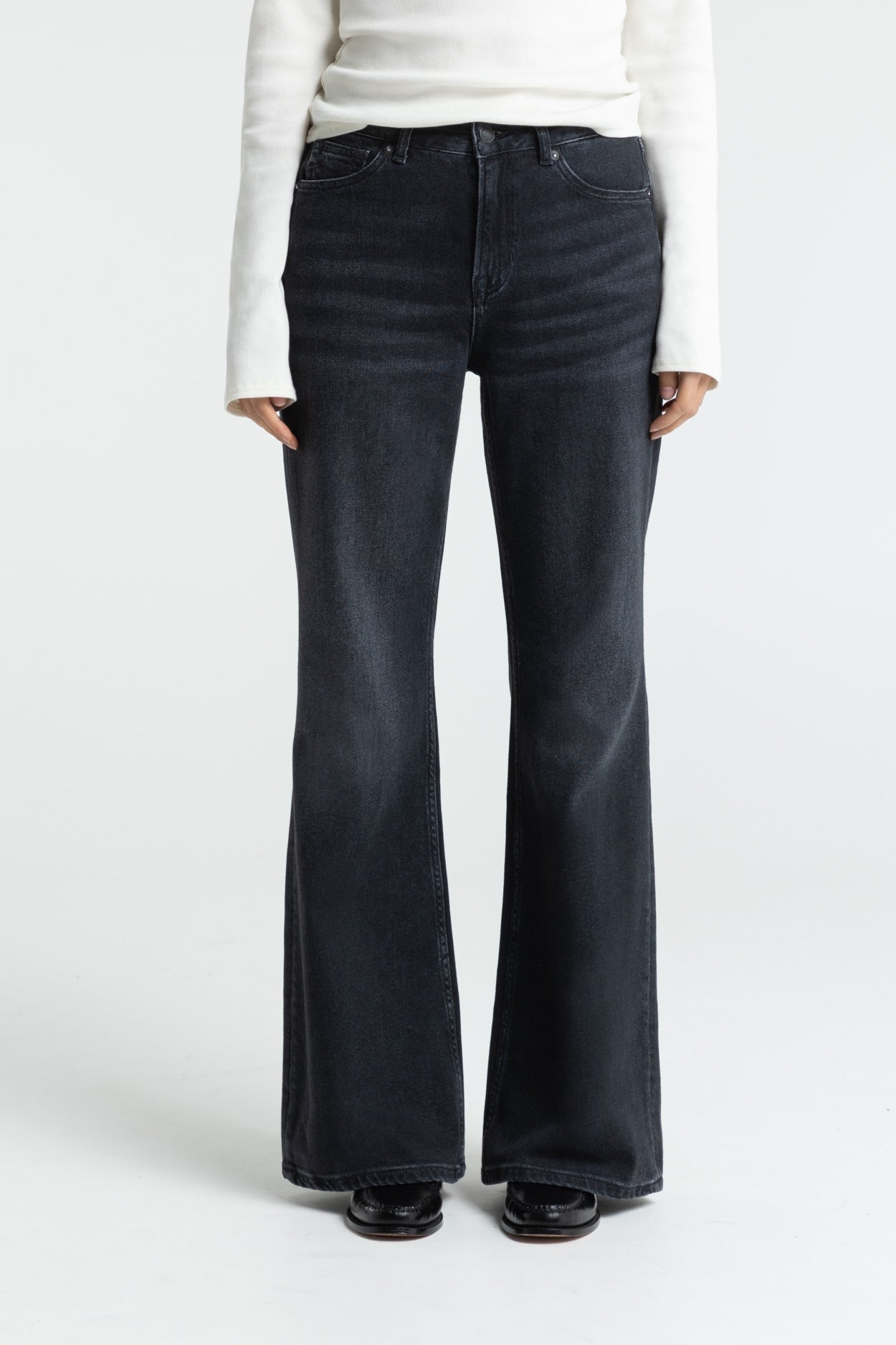Kings Of Indigo Damen vegan Jeans Kukiko Flare Mid Rise Schwarz