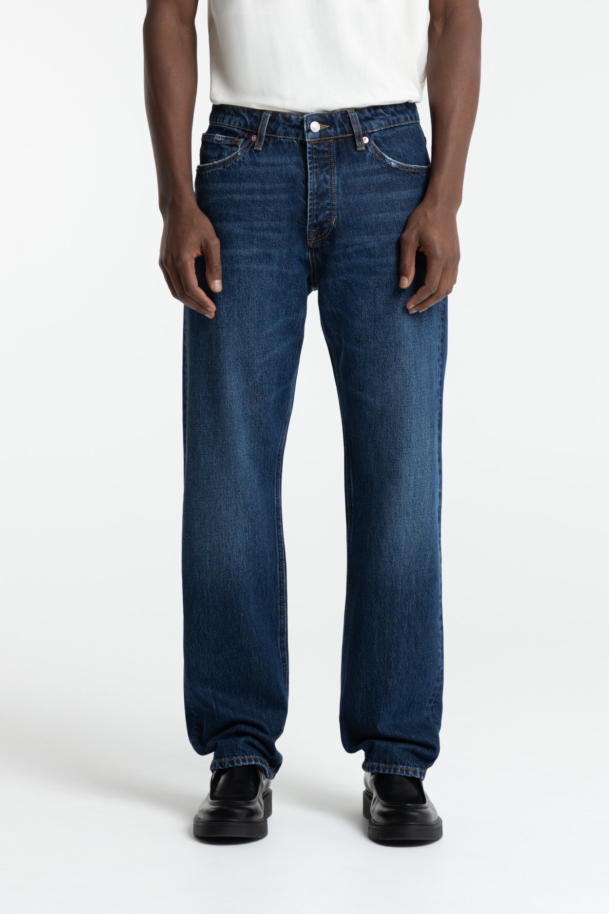 Kings Of Indigo Herren vegan Jeans Roy Loose Leg Dunkelblau