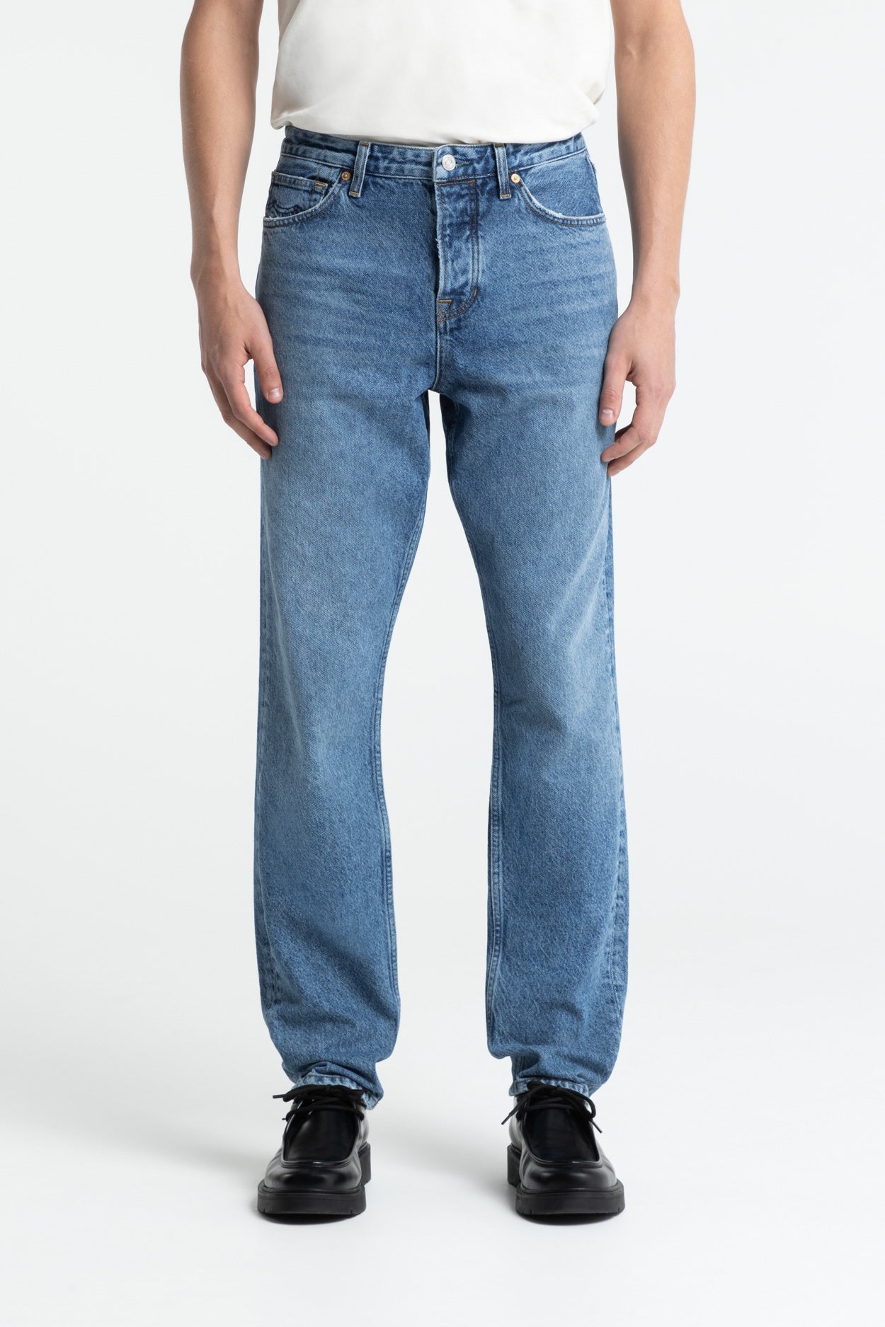 Kings Of Indigo Herren vegan Jeans Sushan Mid Denim Blau
