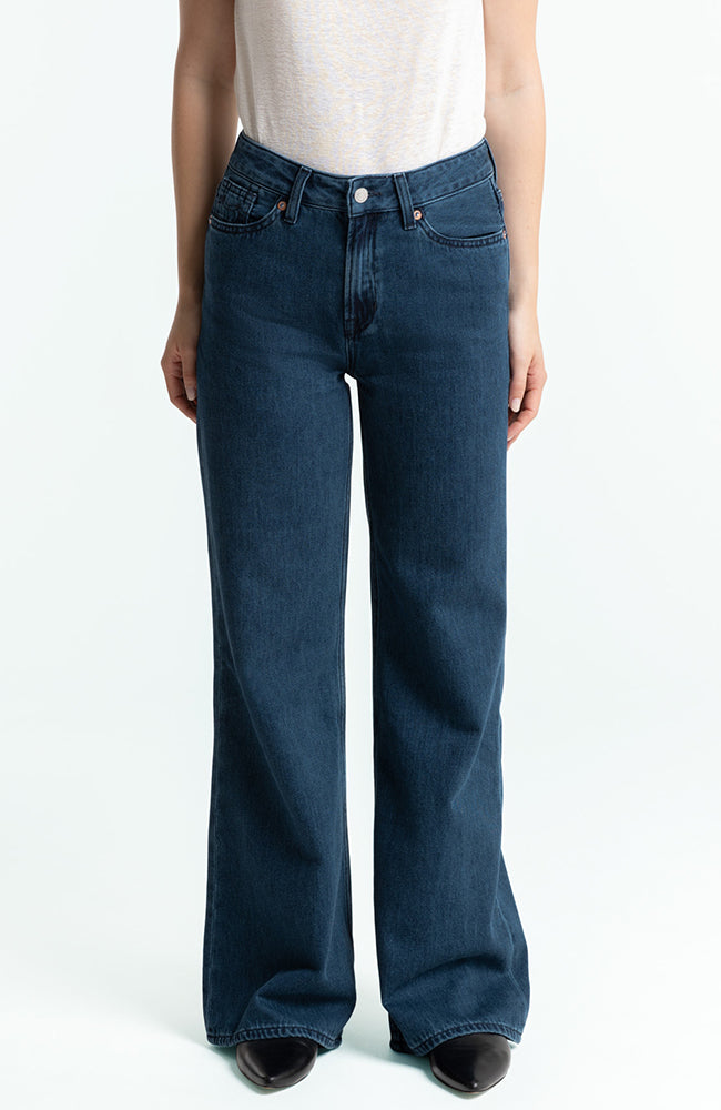 Kings Of Indigo Damen vegan Flare Jeans Jane Alex Getragen Dunkelblau