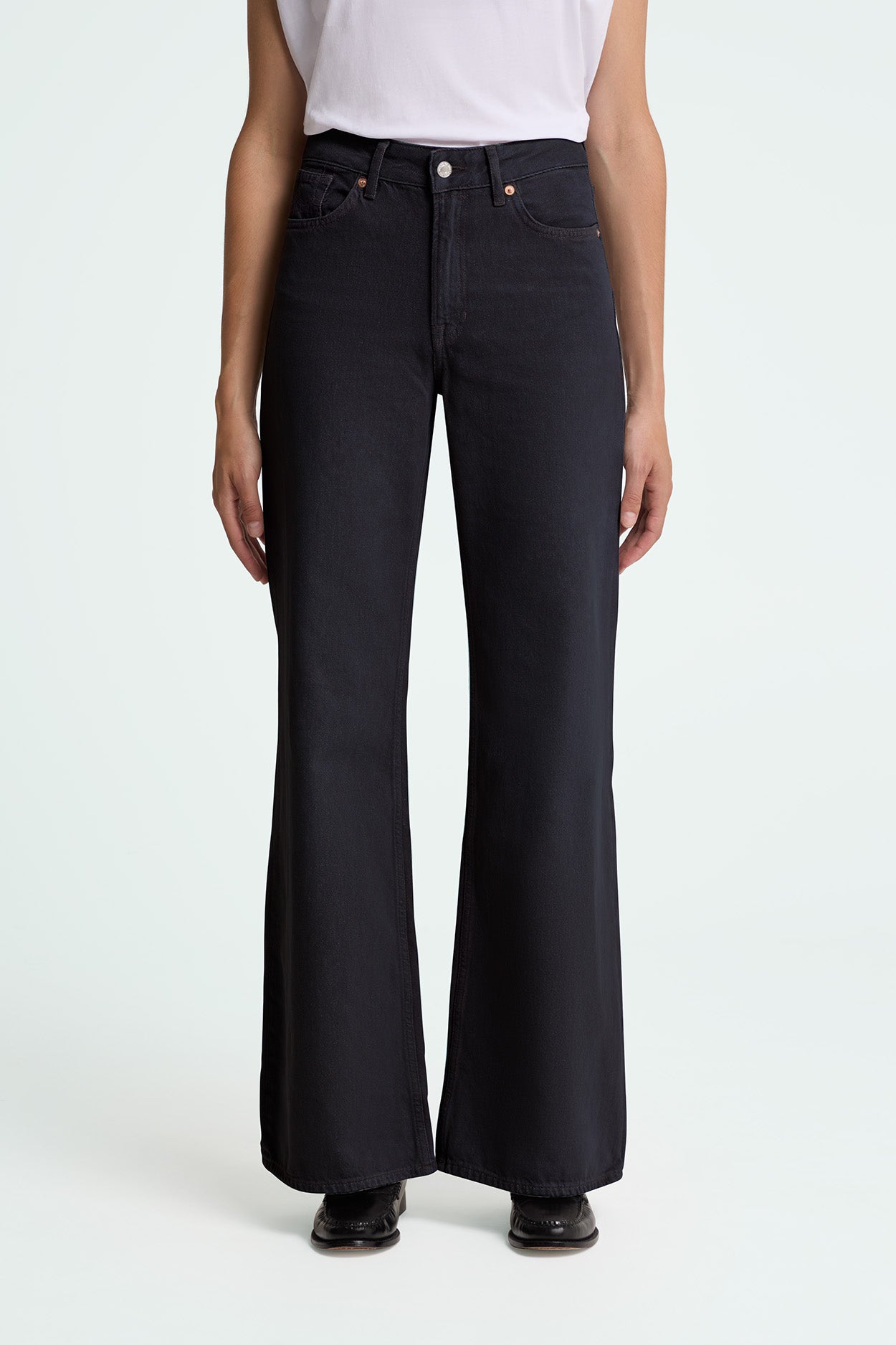 Kings Of Indigo Damen vegan Jeans Flare Jane Holo Used Schwarz