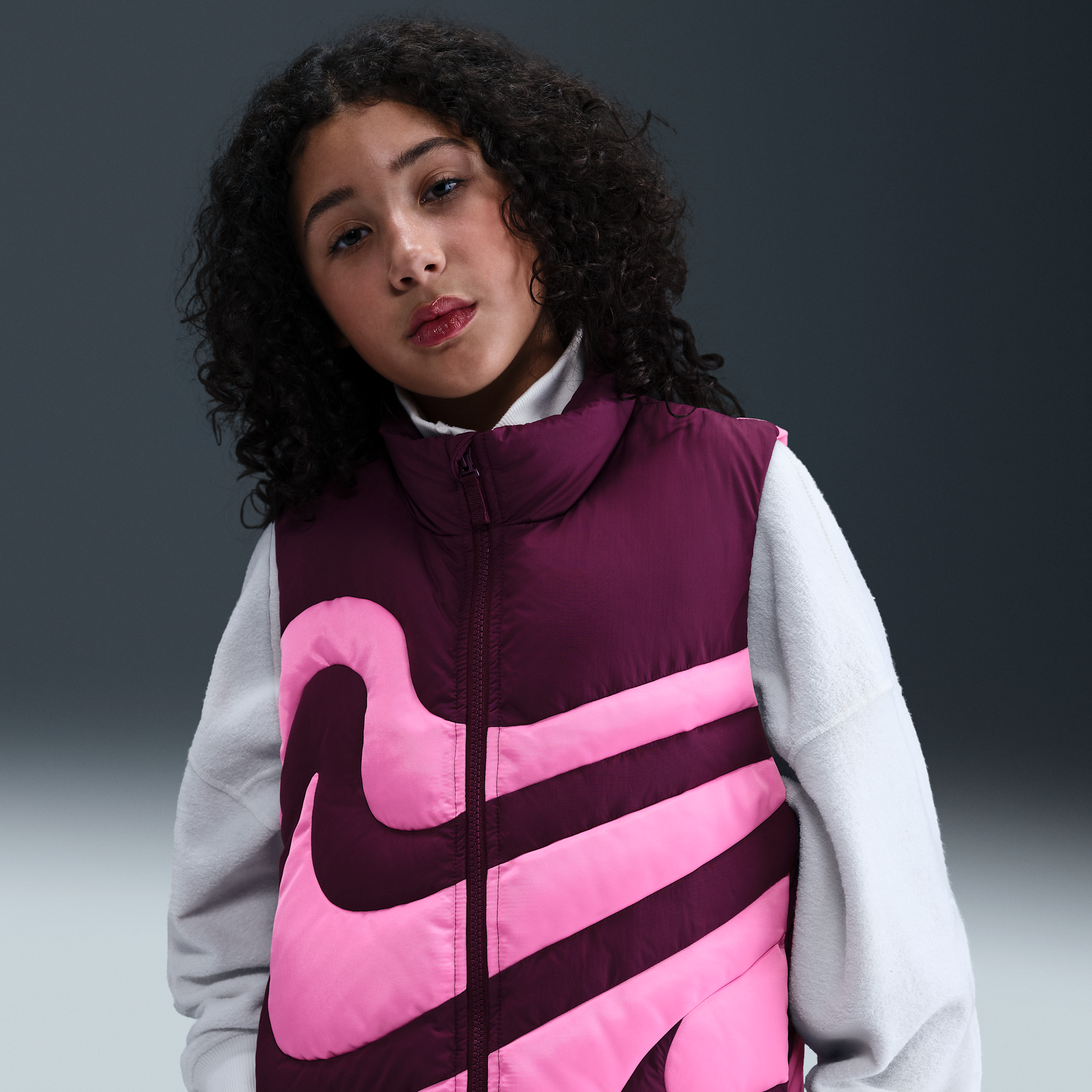 Nike Sportswear Swoosh Therma-FIT ruimvallende bodywarmer voor meisjes - Rood