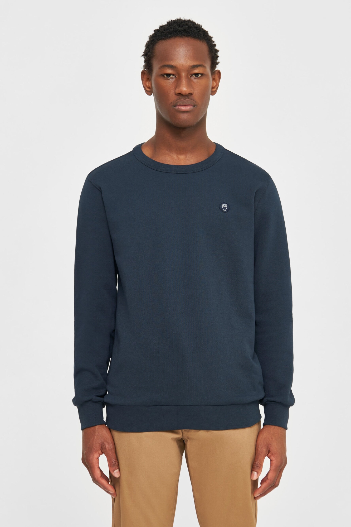 KnowledgeCotton Apparel Herren vegan Sweatshirt Basic Abzeichen Total Eclipse Navy