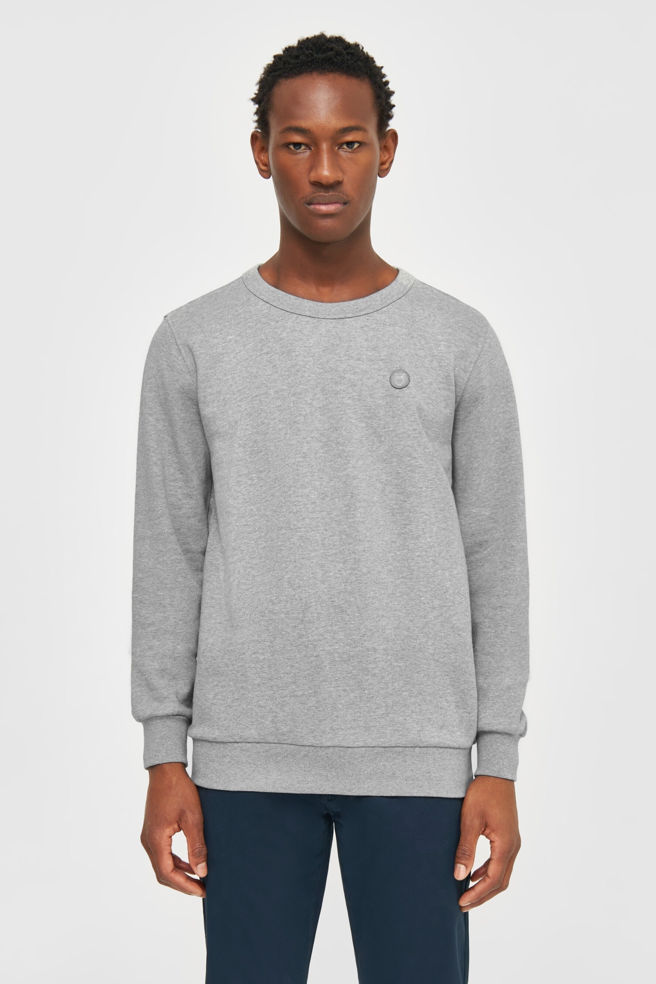 KnowledgeCotton Apparel Herren vegan Sweatshirt Basic Abzeichen Grau Melange