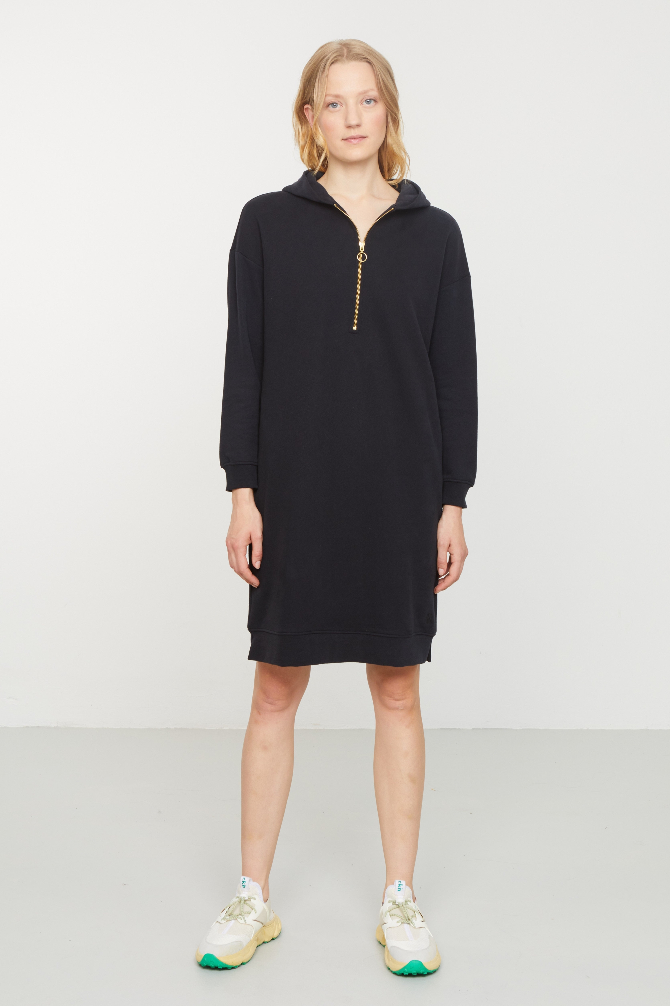 Recolution Damen vegan Sweatkleid Anubias Schwarz