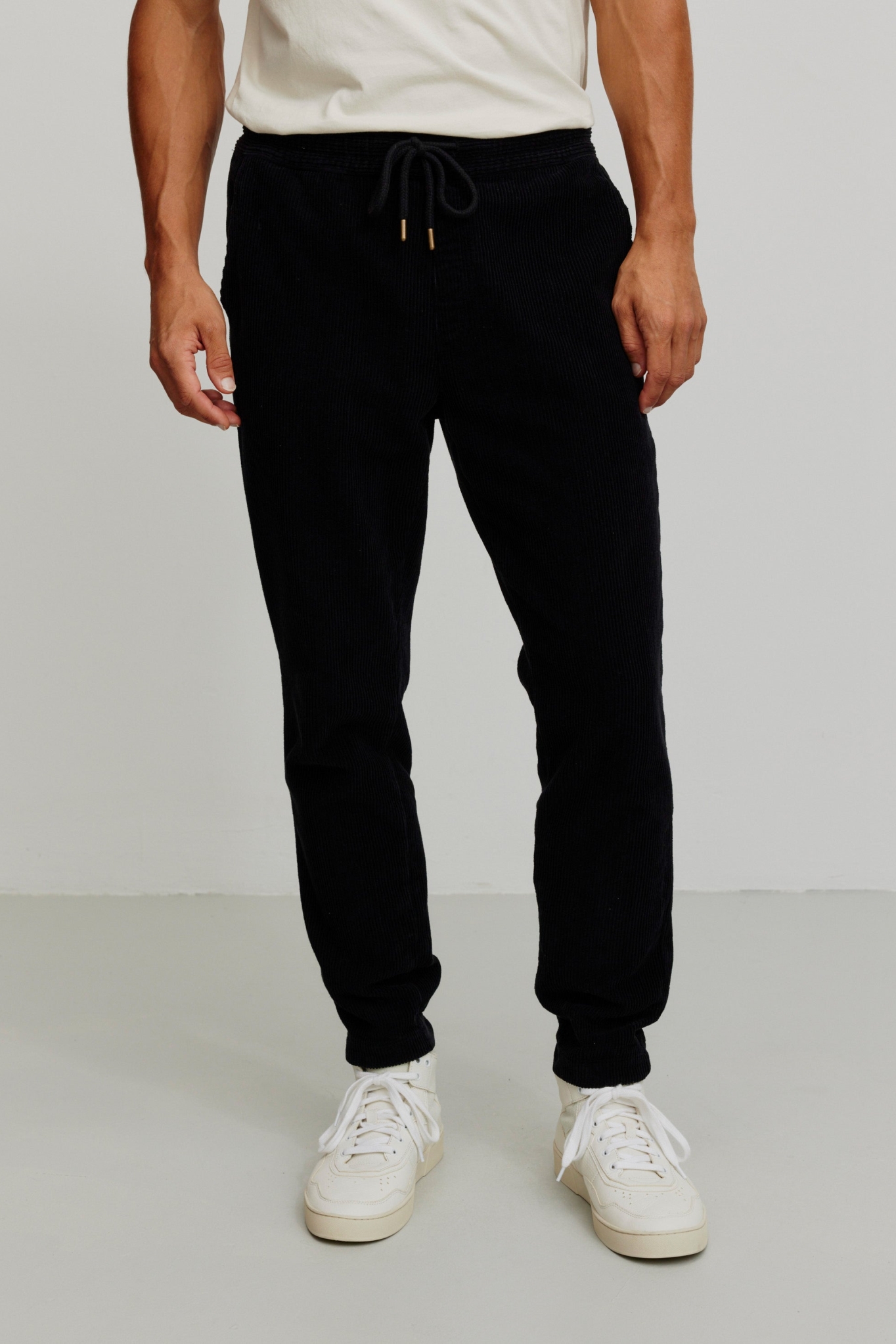 Recolution Herren vegan Jogginghose Chino Cord Cyperus Schwarz