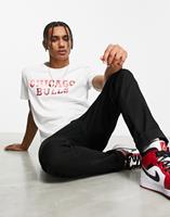 Newera Chicago Bulls Graphic Logo Weißes T-Shirt