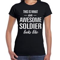 Bellatio Awesome soldier - geweldige soldate / militair cadeau t-shirt Zwart