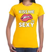 Bellatio Kiss me I am sexy t-shirt Geel