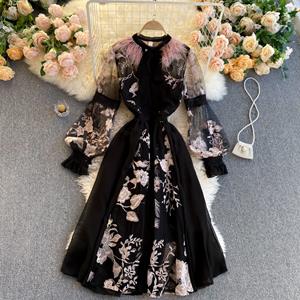 SaraMart 2021 neue europäische und amerikanische Schwerindustrie Stickerei Blumen Straußenhaar Rundhalsausschnitt Spitze elegantes Kleid Kleid Frauen
