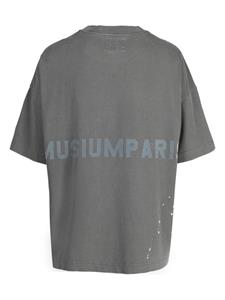 Musium Div. logo-print short-sleeve T-shirt - Grijs