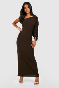 Boohoo Petite Asymmetrische Geplooide Maxi Jurk Met Eén Blote Schouder, Chocolate