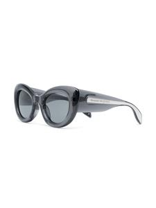 Alexander McQueen Eyewear Zonnebril met cat-eye montuur - Grijs