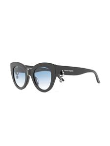 Alexander McQueen Eyewear Zonnebril met cat-eye doodskop - Zwart