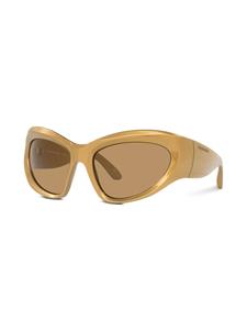 Balenciaga Eyewear BB0228S zonnebril met kattenoog montuur - Goud