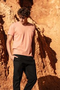 RAVENS VIEW IBIZA Herren vegan T-Shirt Rundhalsausschnitt Wild Pocket Coral Clay Orange