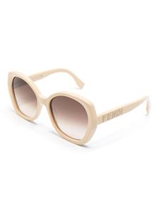 Fendi Eyewear FE40112I 01F zonnebril met vlinder montuur - Beige