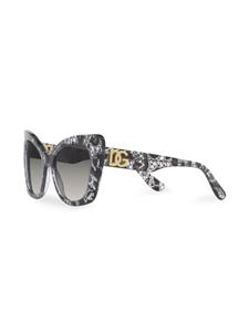 Dolce & Gabbana Eyewear lace-print cat-eye frame sunglasses - Zwart