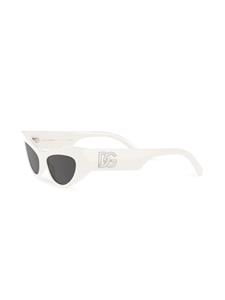 Dolce & Gabbana Eyewear DG-plaque cat-eye frame sunglasses - Wit