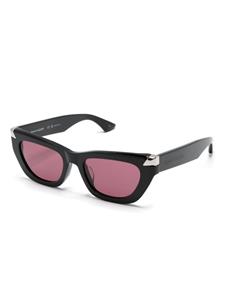 Alexander McQueen Eyewear logo-engraved cat-eye sunglasses - Zwart