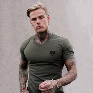 Muscleguys Nieuwe Stijl Heren V-hals Comfortabel T-shirt Katoen Mode Pritned T-shirt Ademend Korte Mouw Tees Slim Fit Korte Mouw