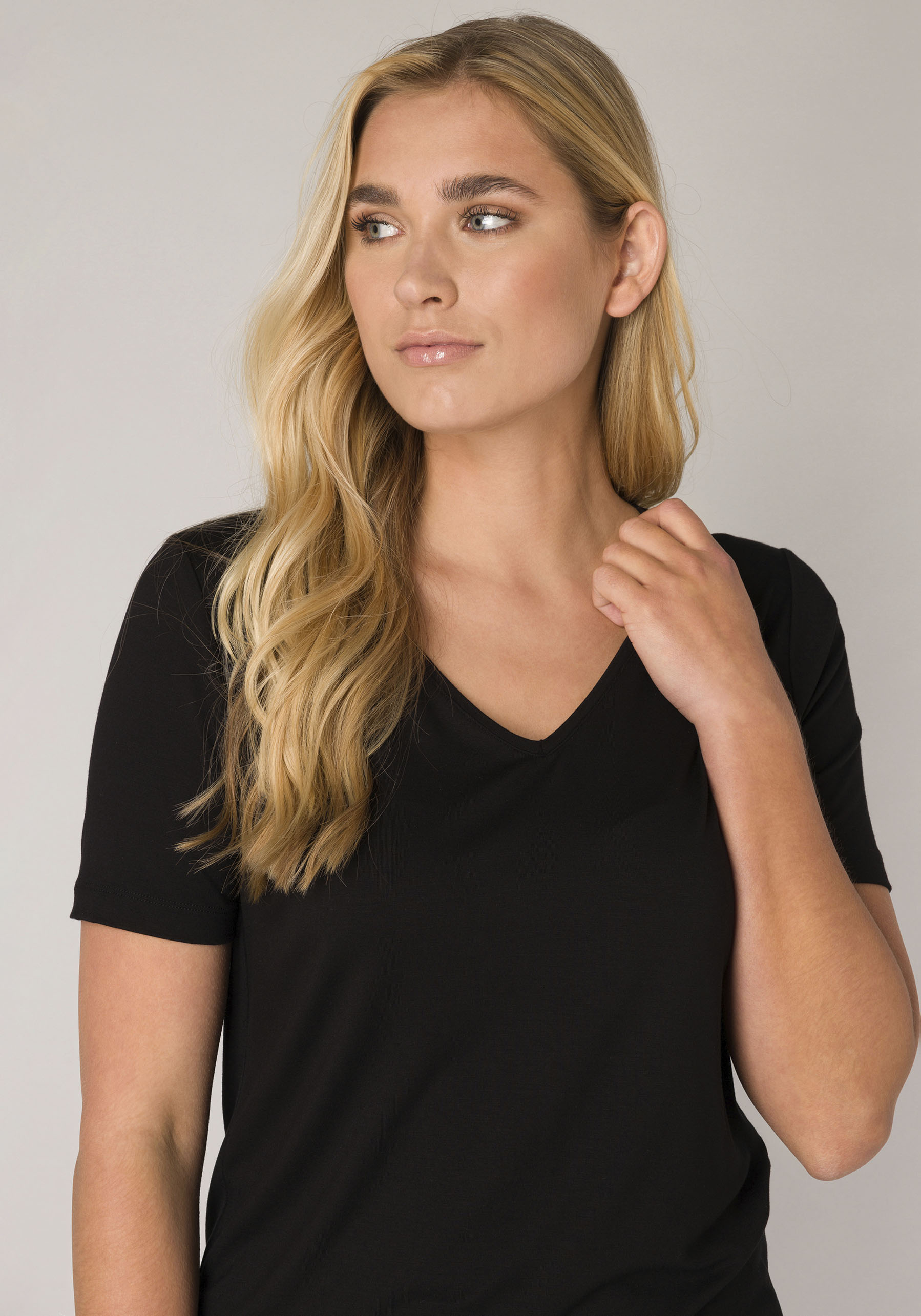 Base Level T-shirt met v-hals