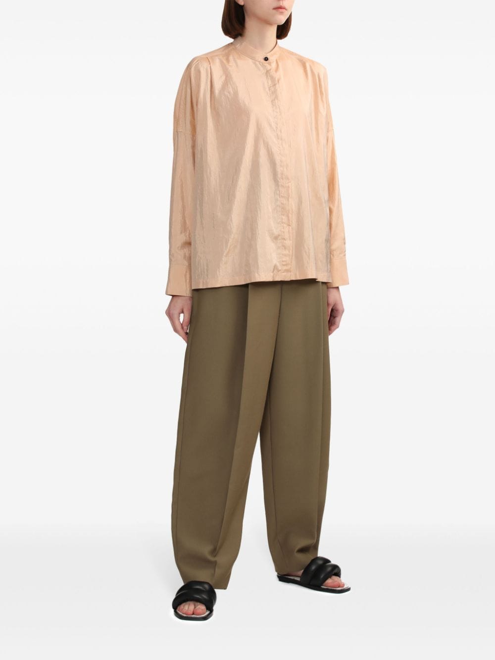 KHAITE pleat-detail tapered trousers - Bruin