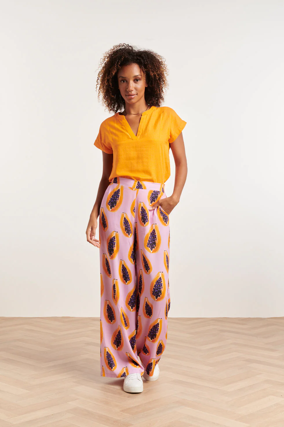 Smashed Lemon 24326 lilakleurige papaya print flowy broek