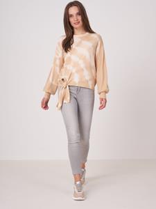 REPEAT cashmere Trui met tie-dye print en knoop aan de zoom van biologische cashmere