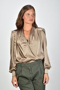 Sage & Ivy blouse Fonda Satin Silk met v-hals taupe