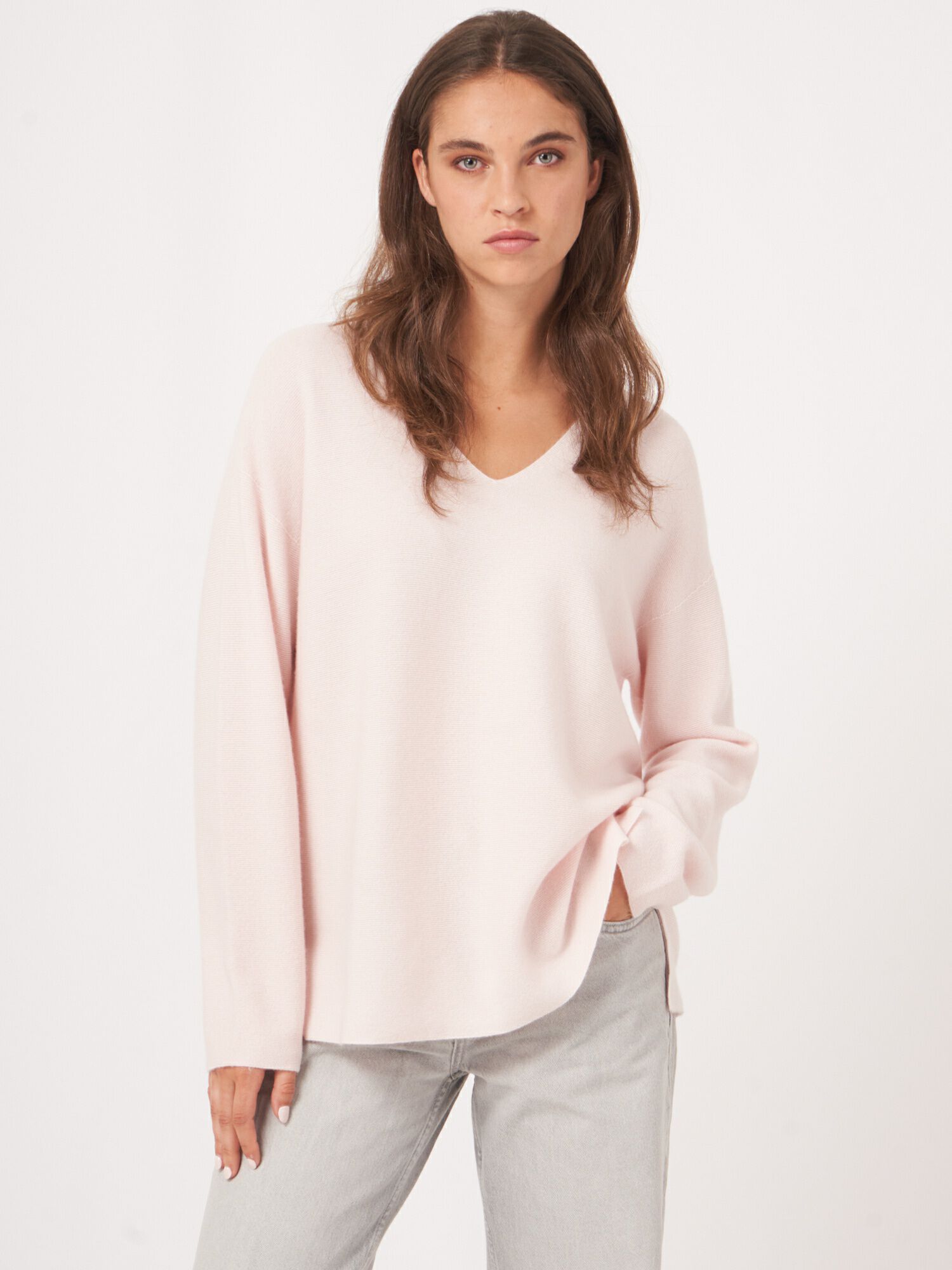 REPEAT cashmere Naadloos gebreide cashmere trui met V-hals