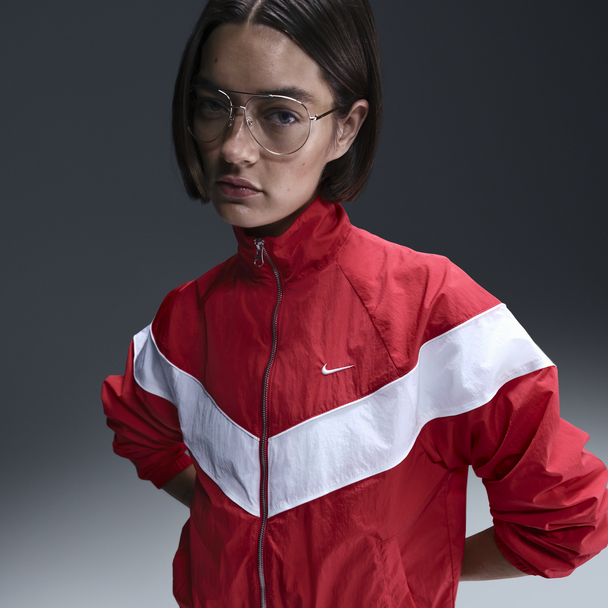 Nike Windrunner ruimvallend geweven damesjack met uv-bescherming en rits over de hele lengte - Rood