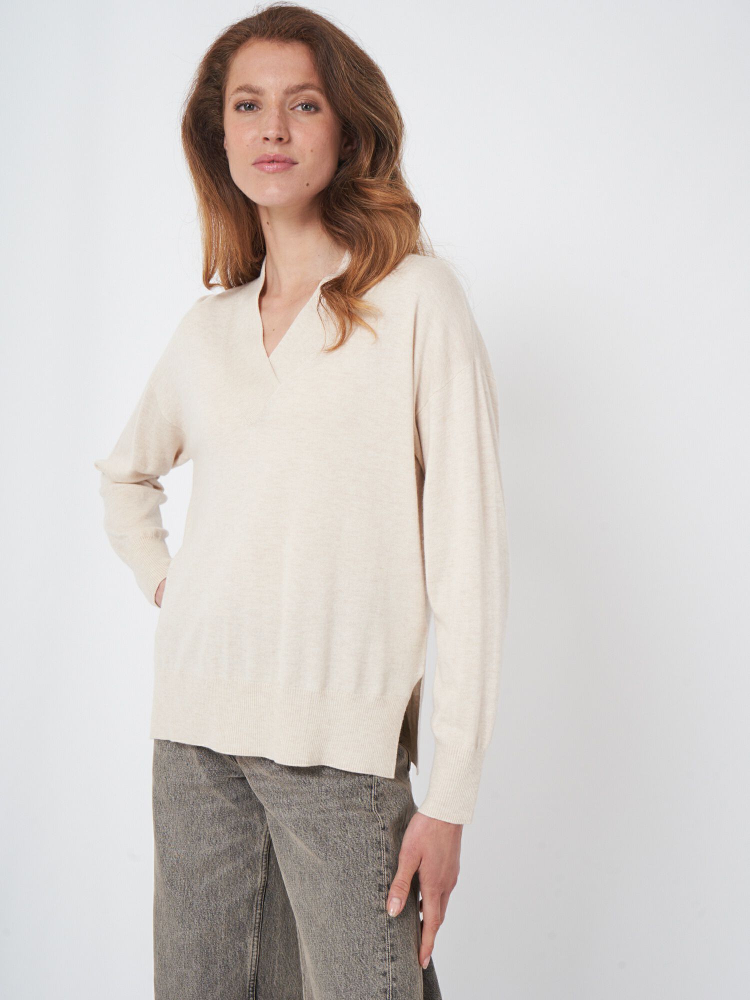 REPEAT cashmere Super fijn gebreide V-hals trui van cashmere mix