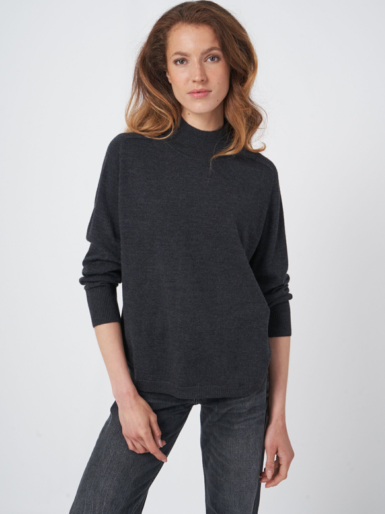 REPEAT cashmere Merino wollen trui met brede geribde opstaande kraag