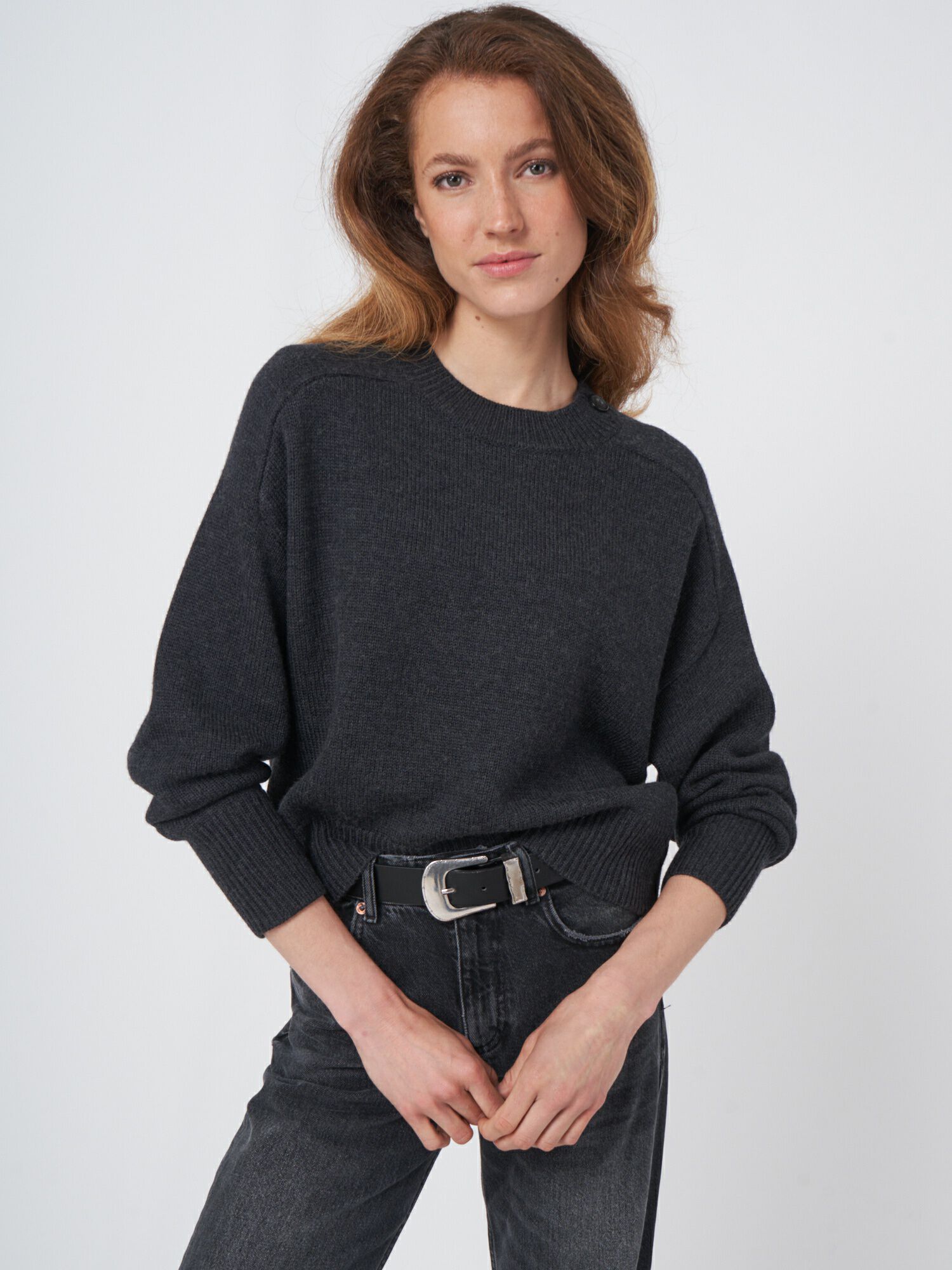 REPEAT cashmere Merino wollen trui met ronde hals en knoopdetail