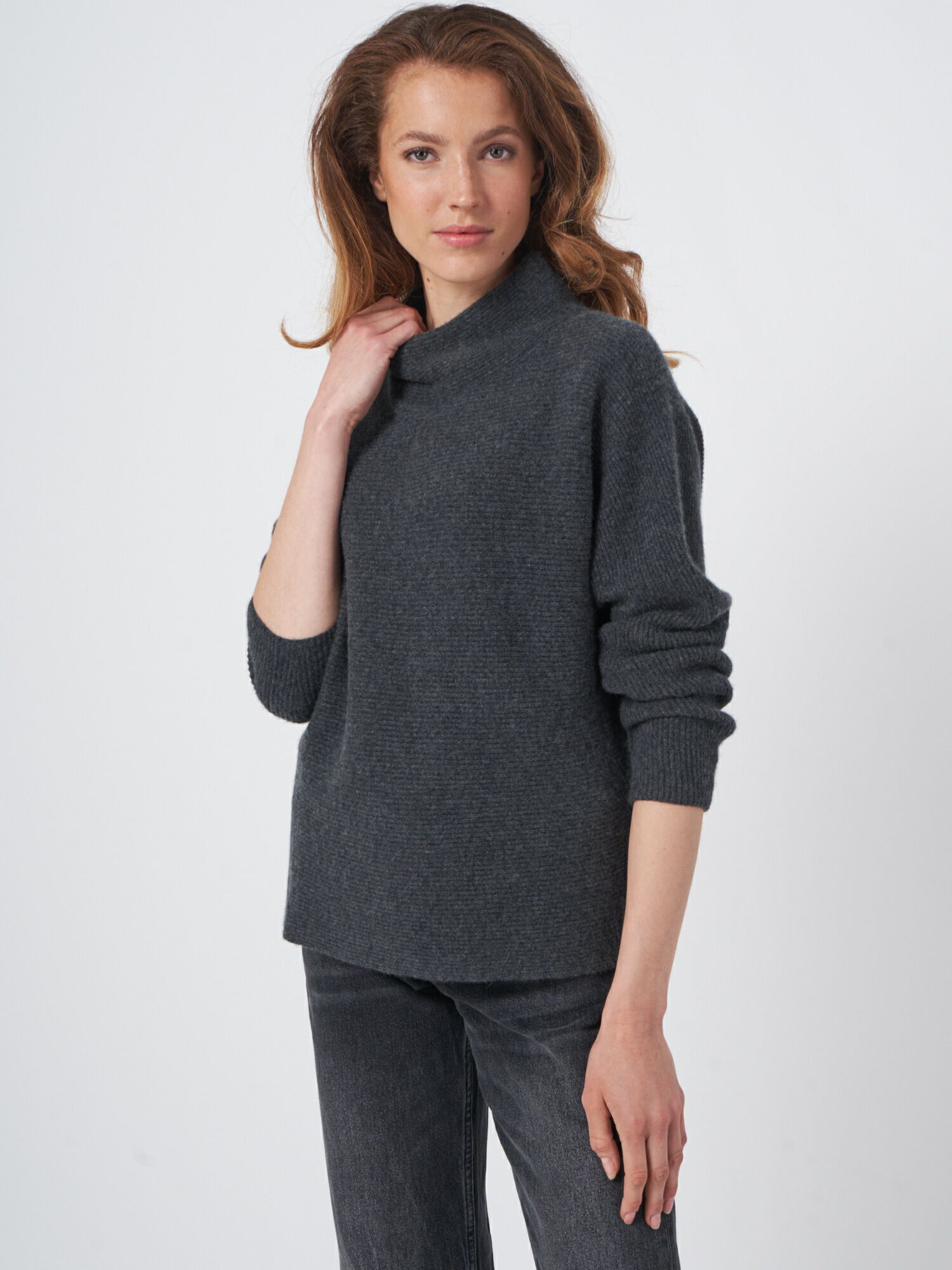 REPEAT cashmere Horizontaal ribgebreide cashmere sweater met opstaande kraag