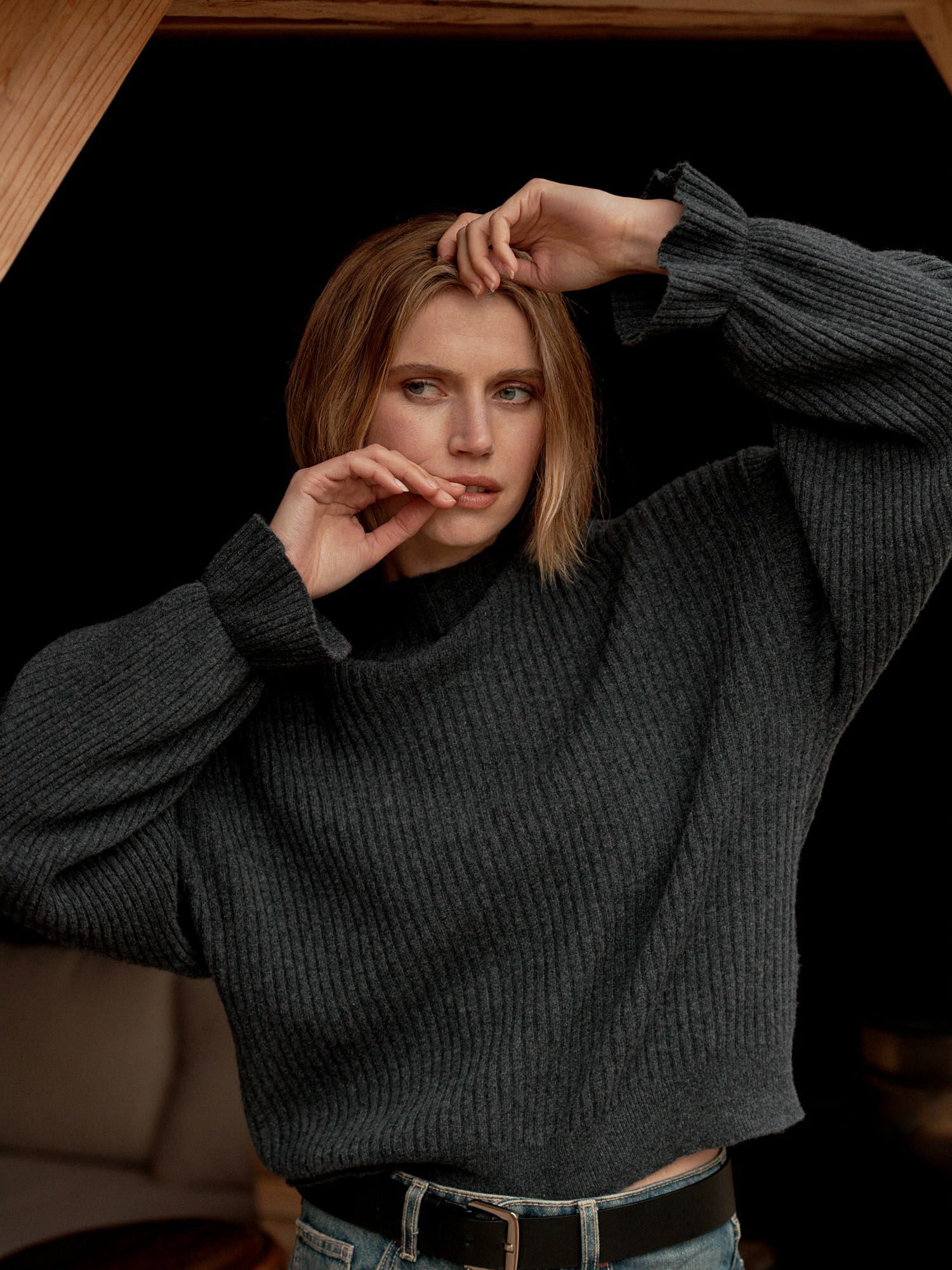 REPEAT cashmere Ribgebreide cashmere trui ruche aan de mouw