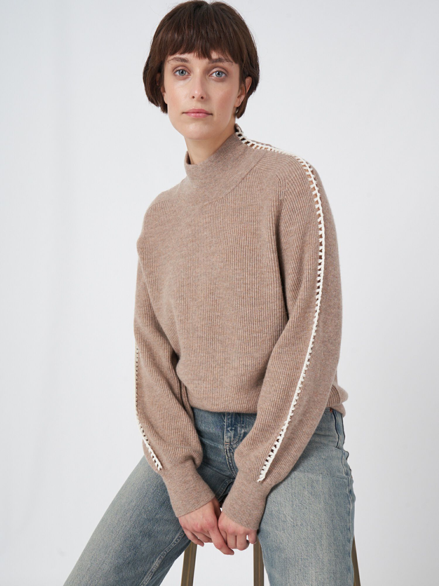 REPEAT cashmere Cashmere mix ribgebreide trui met gehaakte details op de mouwen